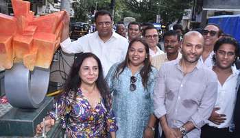 Adv. Ashish Shelar Unveils A Series Of Sculpture At Bandra West